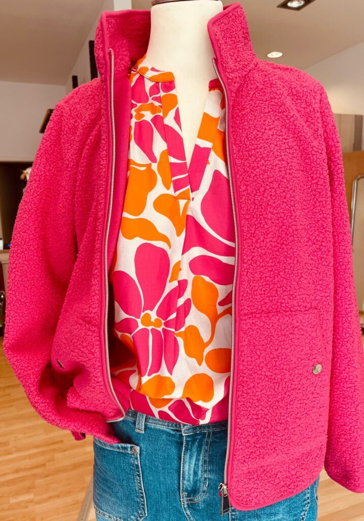 Bluse florales Design von Smith & Soul, Teddyjacke pink von Cecil und Jeans von Street One