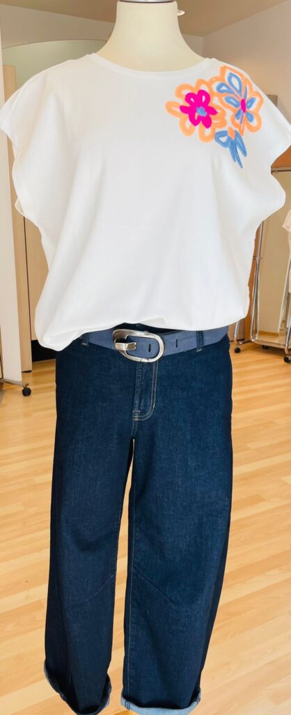 Shirt kurzarm von Smith & Soul und Jeans barrelform, rinsed denim von Blue Fire.