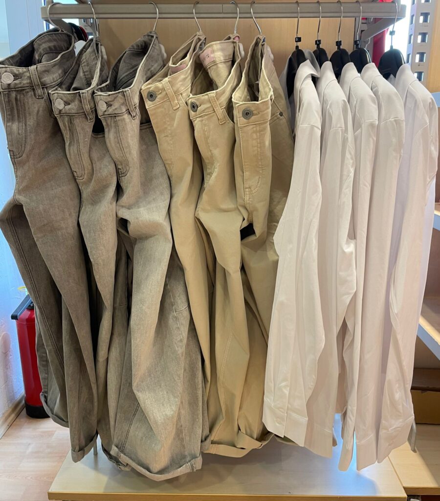 Bluse weiß mit Kragen und Jeans Barrelform in natur und hellgrau