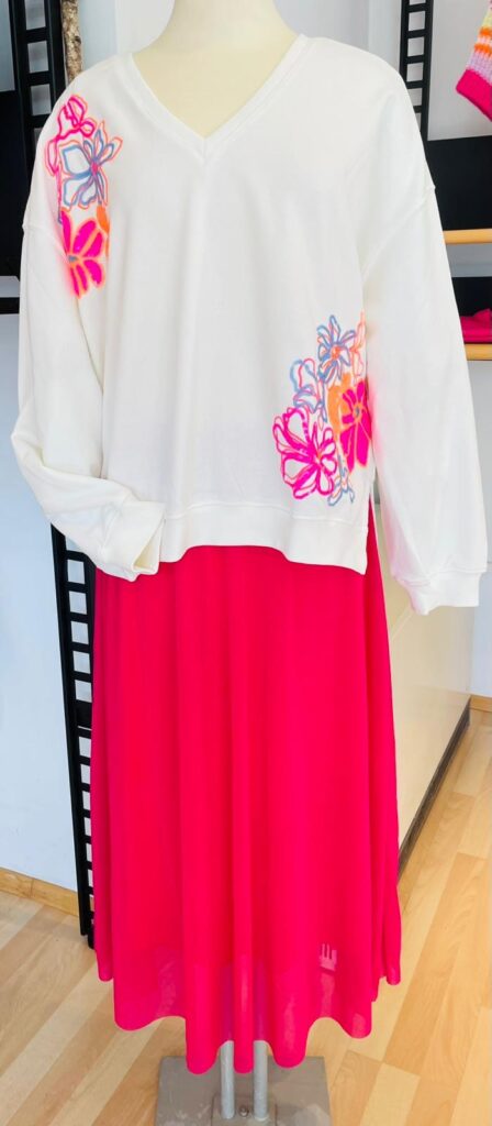 Sweat V-Ausschnitt von Smith & Soul und Tüllrock pink von Smith and Soul