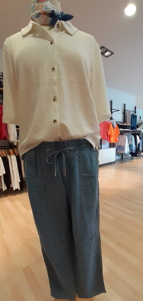 Polo Offwhite von Street One, Tuch und leichte Jeans von Street One