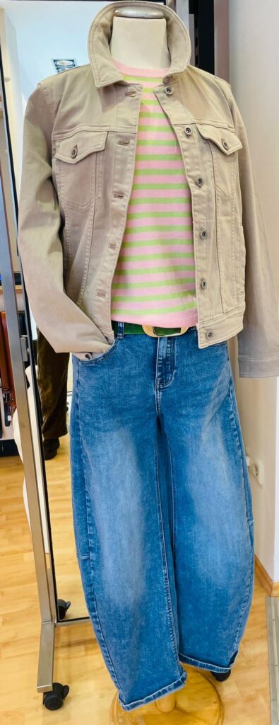 Strick kurzarm von Smith & Soul, Jeansjacke von Street One und Barreljeans