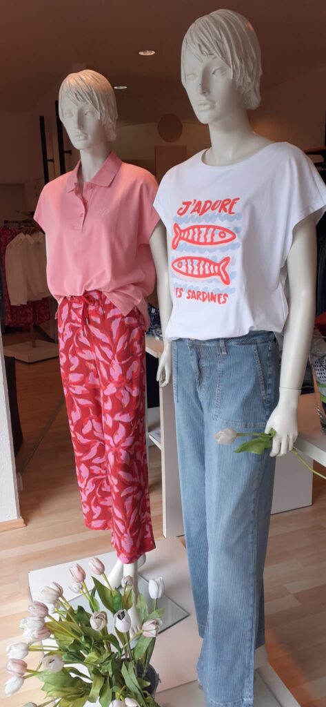 Polo von Smith & Soul und Hose von Street One, T-Shirt von Smith & Soul und Streifenjeans von Blue Fire.