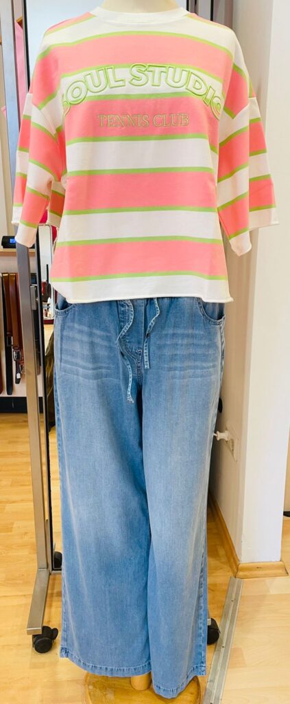 Sweatshirt Boxiform von Smith & Soul und Jeans Tencel von Street One