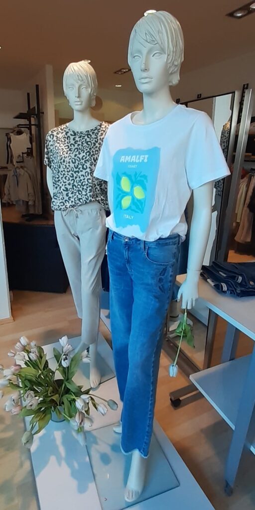 Vorne: T.-Shirt von Smith & Soul und Jeans von Blue Fire. Hinten: Shirt linen optik macadamia on Cecil und Hose Summerstretch grain beige und universal blue von Cecil