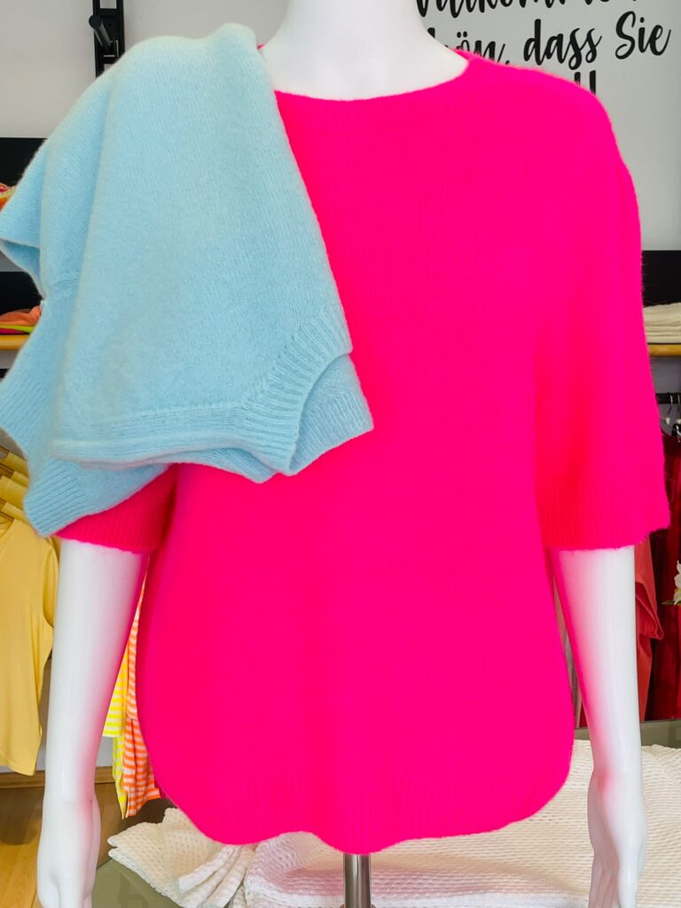 Pullover in pink und hellblau