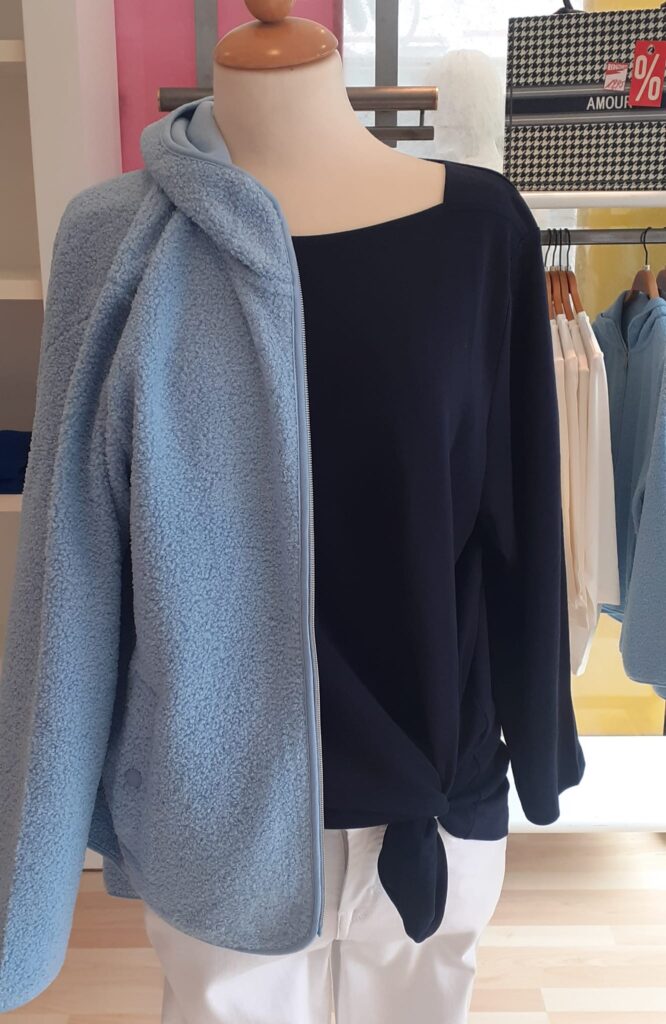 Shirt boatneck dunkelblau von Cecil und Teddyjacke easy blue von Cecil