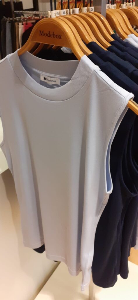 Top Silk Look Rib Turtle in dunkelblau und hellblau von Street One