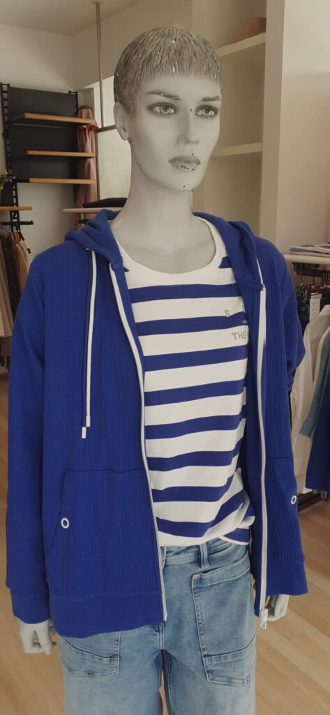 gestreiftes Shirt von Cecil und Sweatjacke von Cecil