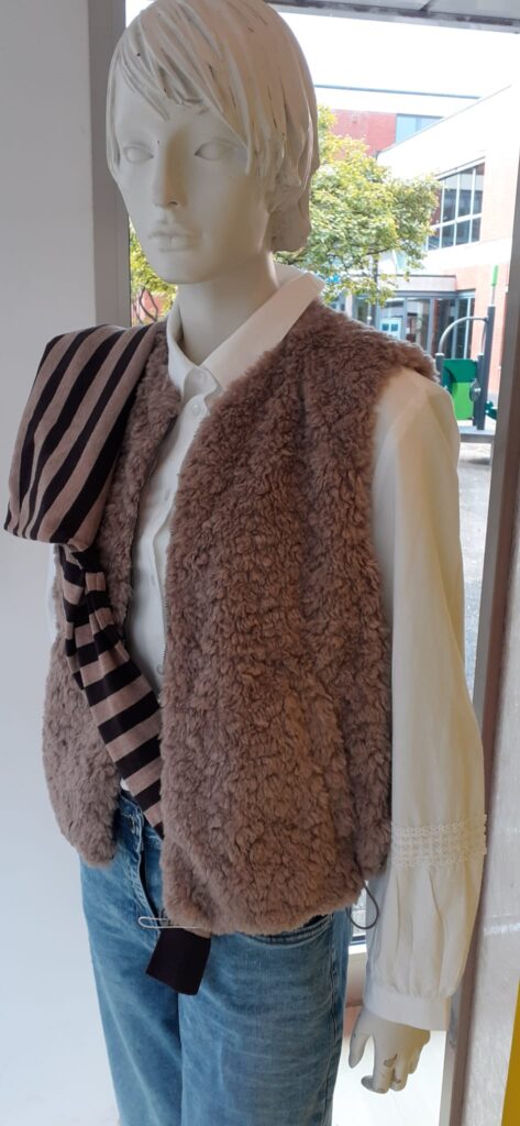 Bluse von Street One, leichter Strick von Cecil und Weste von Street One