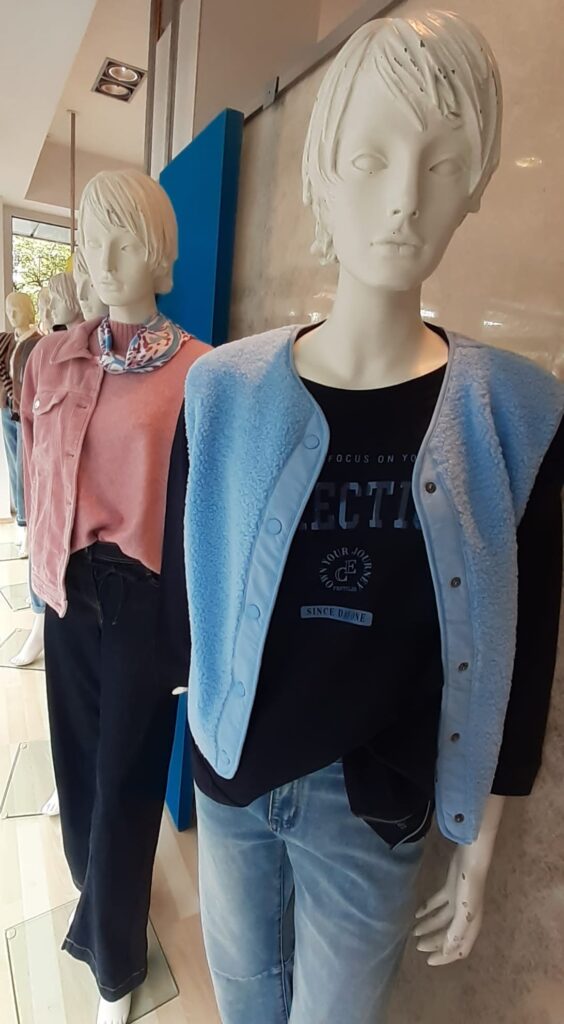 Sweaty dunkelblau von Cecil, Weste von Cecil, Pulli von Cecil und Cordhemd von Cecil