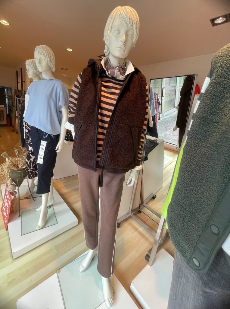 Bluse ecru von Street One, Pullover gestreift von Cecil, Nickituch, Teddyweste braun von Cecil und Hose von Street One