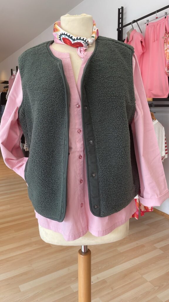 Cordbluse von Street One und Teddyweste khaki von Cecil