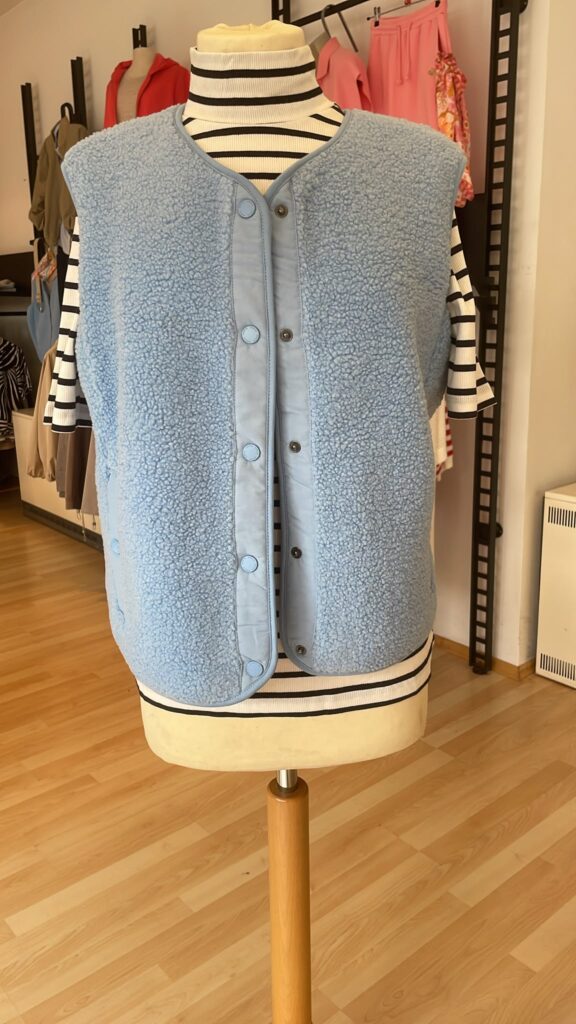 Shirt Turtleneck gestreift von Street One und Teddyweste in bleu von Cecil