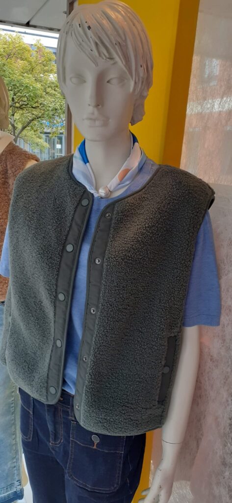 Pulli von Street One und Weste von Cecil