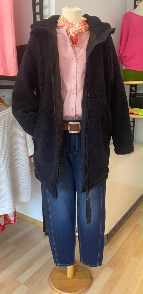 Cordbluse rose von Street One, Nickituch, Teddymantel marine von Cecil, Jeans Ballonform von Blue Fire und Gürtel