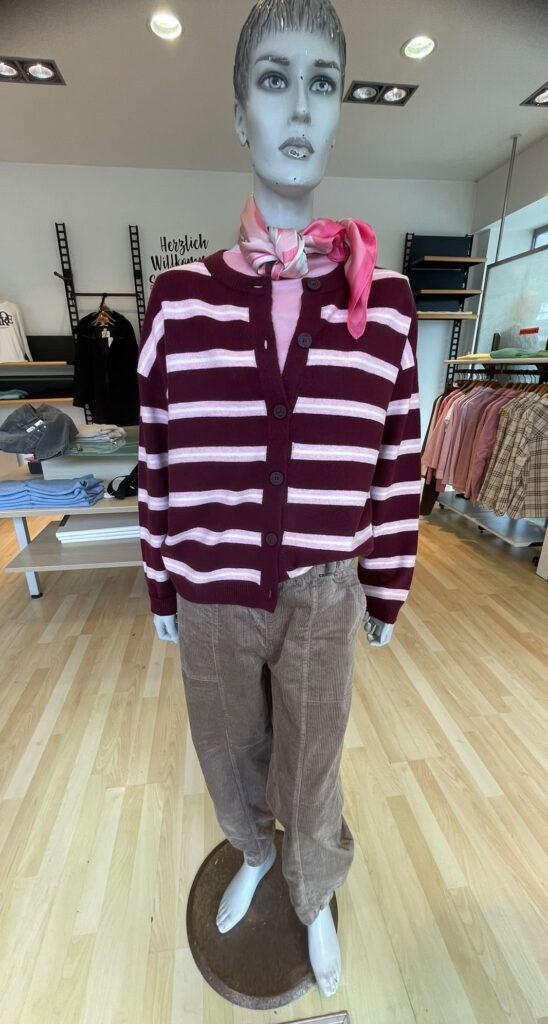 T-Shirt von Street One, Nickituch, Strickjacke gestreift von Ceicl und Cordhose von Street One