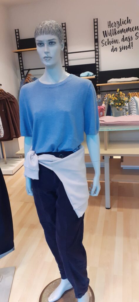 Strick blau melange von Street One, Sweatjacke clay sand von Street One und Barrel dunkelblau Feincord von Street One