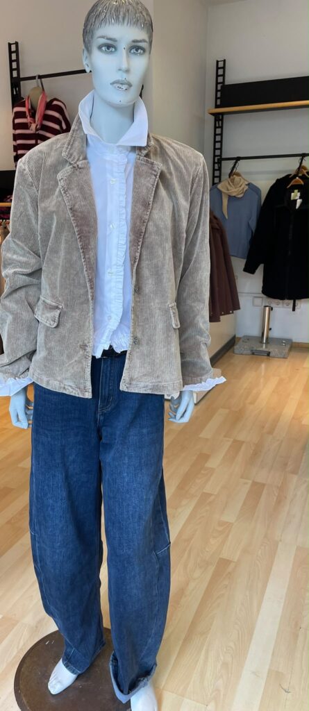 Bluse weiß mit Rüsche, Cordblazer beige gewaschen und Barrel Jeans