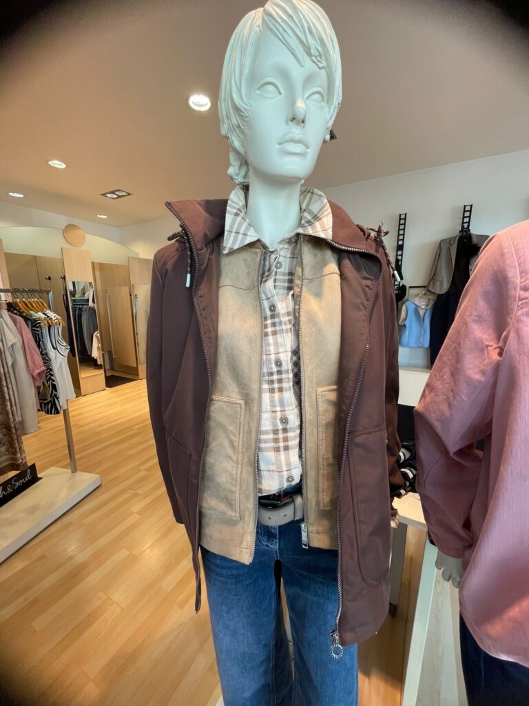 Cordbluse kariert von Cecil, Velourweste von Cecil, Blouson mit Kapuze von Cecil, Jeans von Cecil und Gürtel