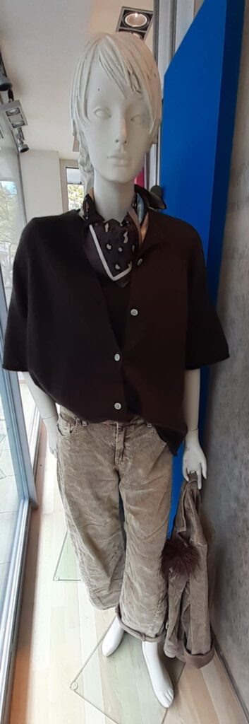 Cordblazer, Strick und Cordhose