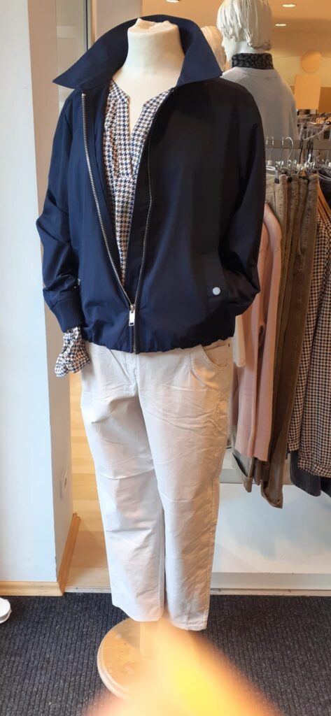 Bluse von Cecil, Jacke dunkelblau von Cecil und Hose velvet von Cecil