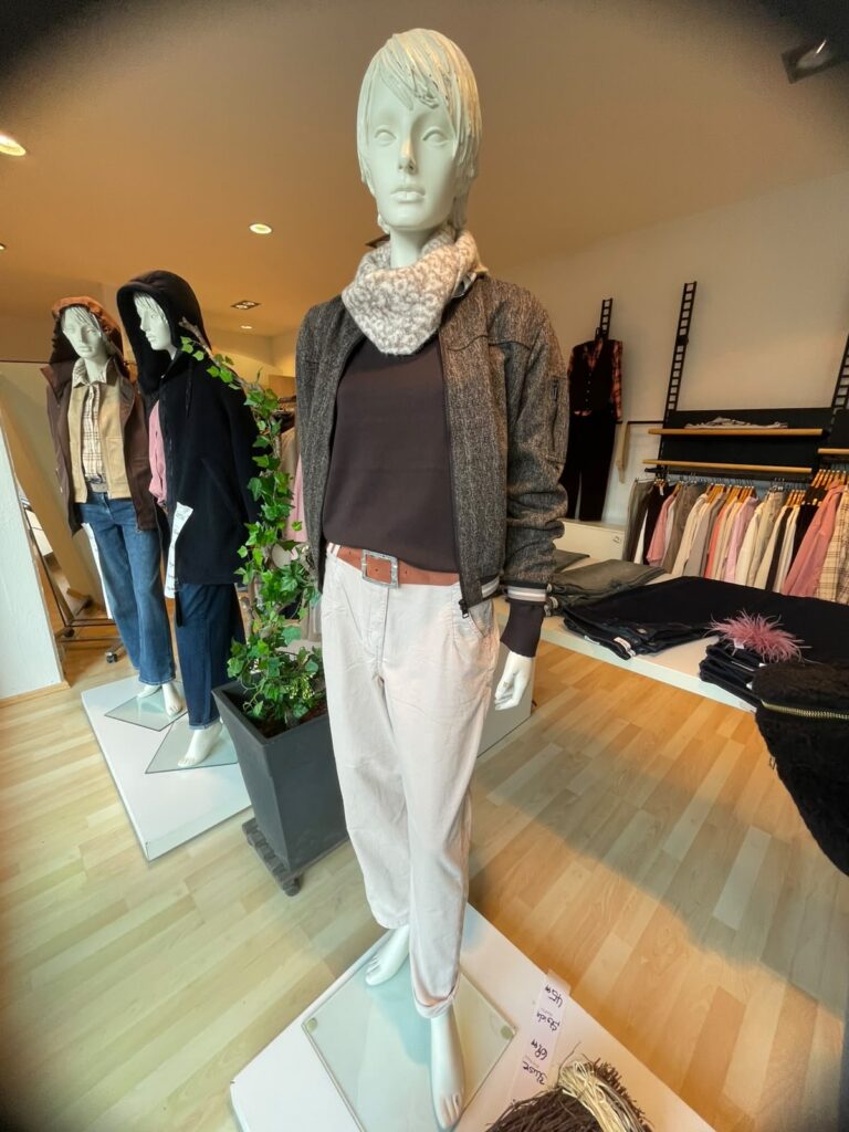 Pullover Turtelneck von Street One, Blouson gemustert von Street One, Tuch, Hose velvet Barrel von Cecil und Gürtel
