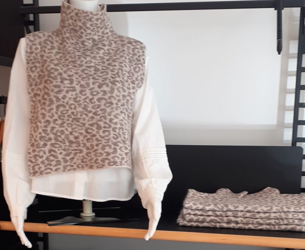 Pullunder Leo-Print von Street One und weiße Bluse