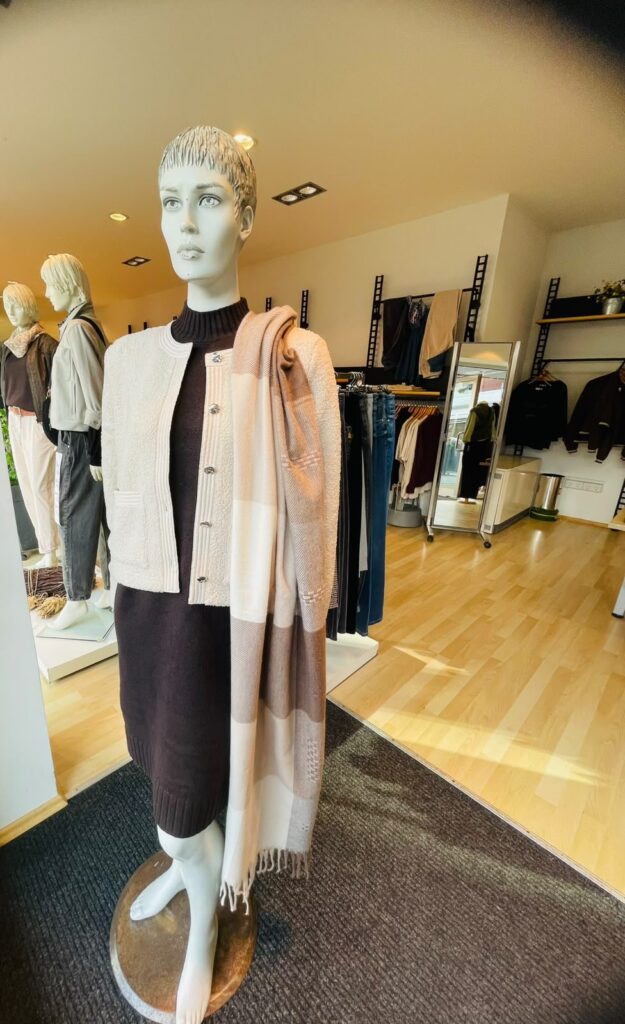 Strickkleid von Street One, Blazerjacke Teddy von Street One und Schal