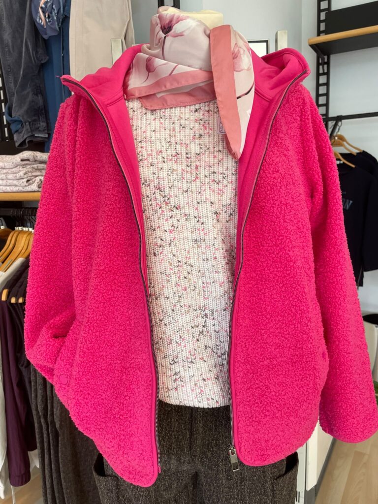 Pullover gemustert von Cecil und Teddyjacke pink von Cecil